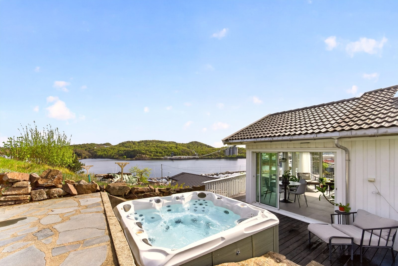 Jacuzzien medfølger salget. Galleribilde
