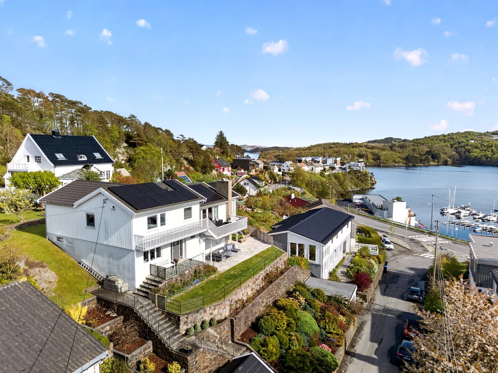 Boligen ligger høyt oppe på en solrik og pent opparbeidet tomt. Flott utsikt fra boligen ned mot Lauervik båthavn og fjorden. Galleribilde