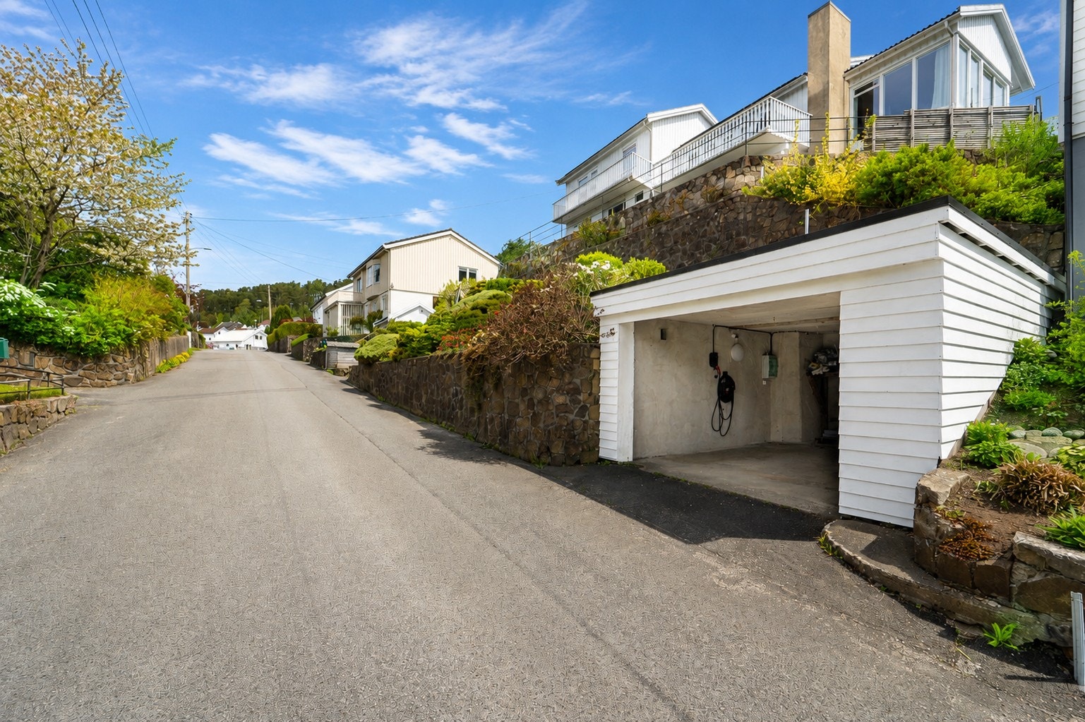 Carport med elbillader. Galleribilde
