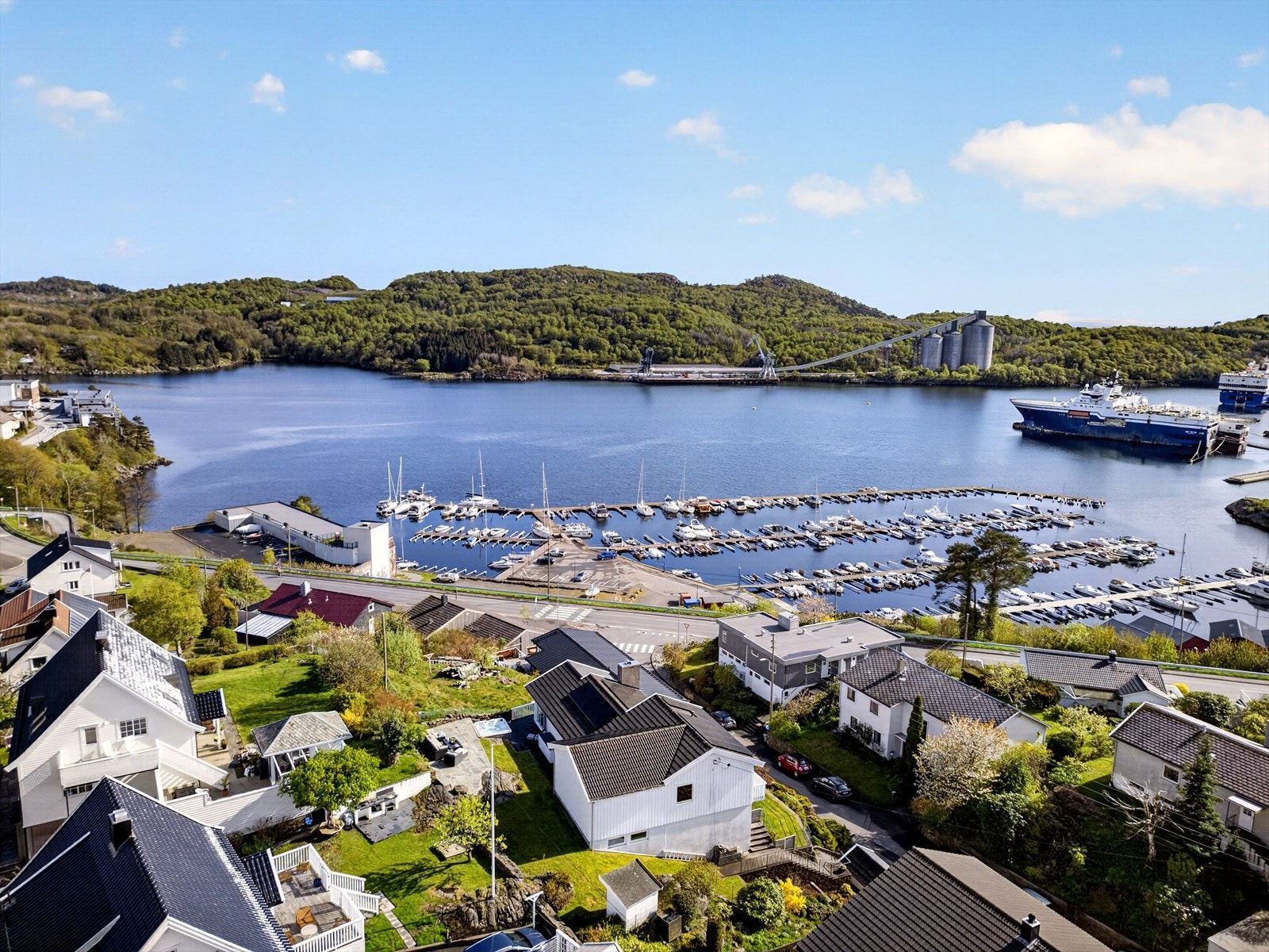 Kort vei ned til båthavna med mulighet for båtplass. Galleribilde