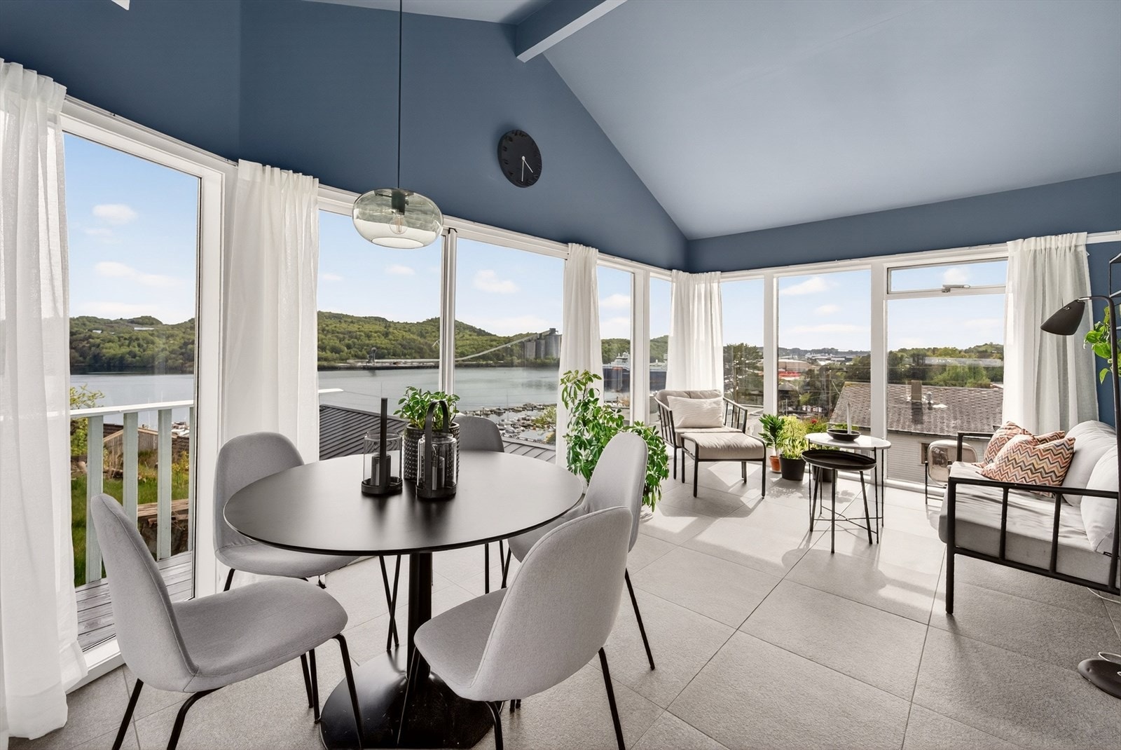 Her er det god plass til loungemøbler og spisegruppe. Fliser med varmekabler i gulv og vid utsikt mot Kjellsvika/Lundevågen. Galleribilde