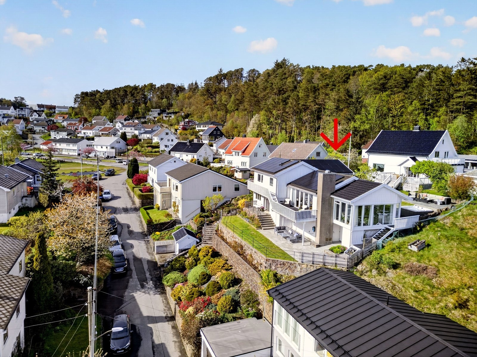 Kort vei fra boligen til Kjørestad plass med lekeplass og balløkke. Galleribilde