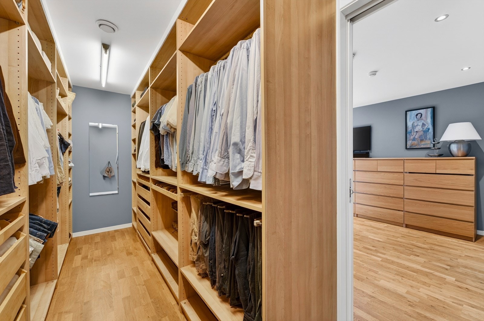 Soverom nr.1 er tilknyttet praktisk walk-in closet med innredning som skaper en god oversikt. Galleribilde