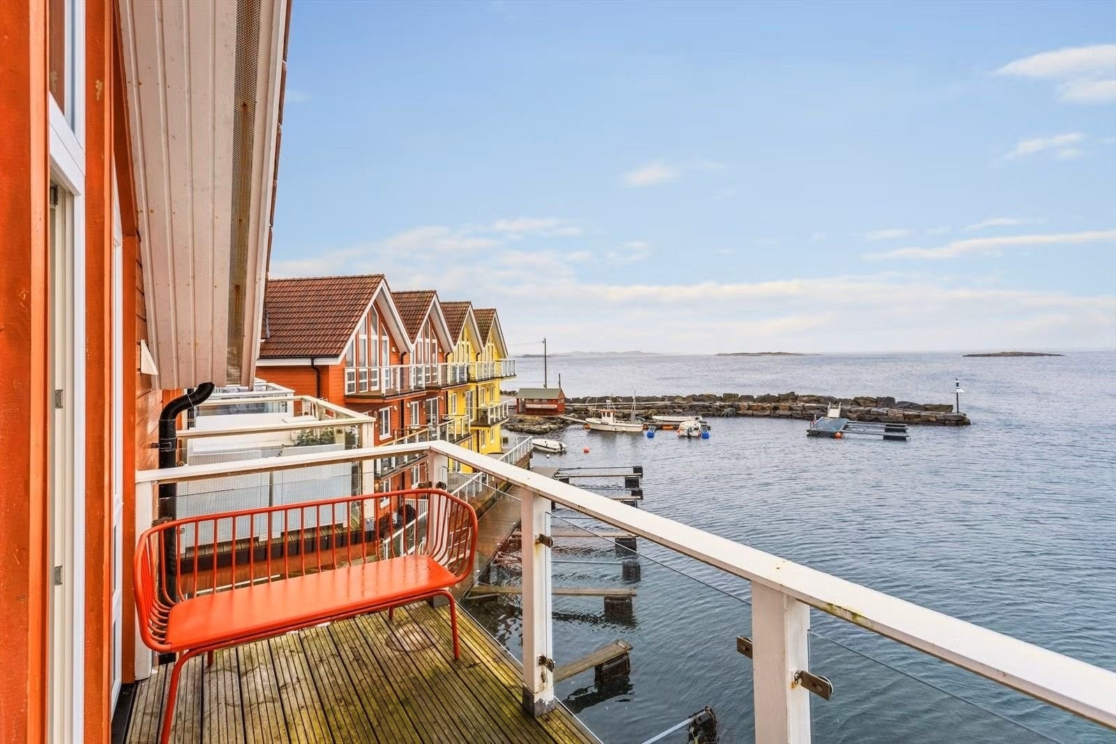Fra stuen er det direkte utgang til to altaner med en fantastisk fri utsikt mot Fedje og Hellesøy havn. Galleribilde