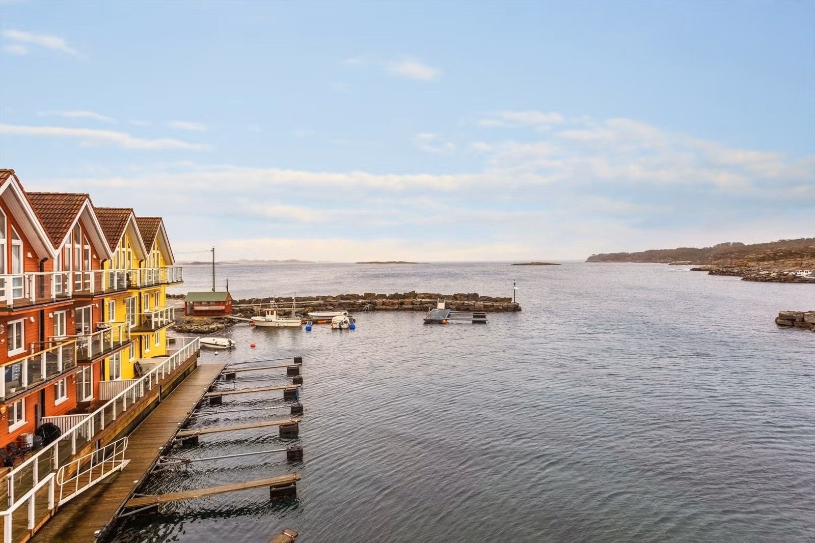 Fantastisk utsikt fra altanen i front av leiligheten. Galleribilde