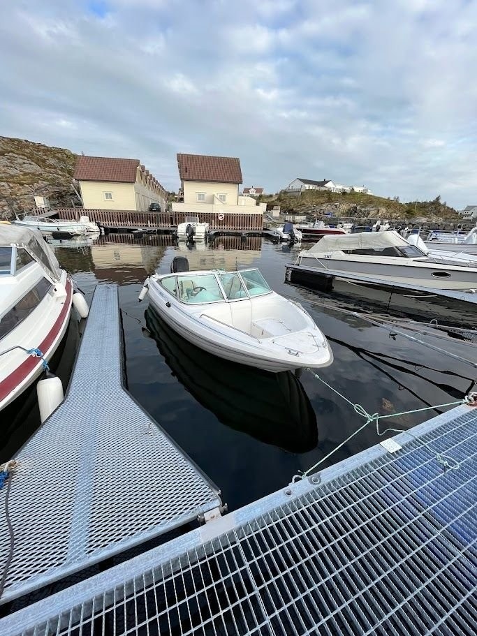 Egen båtplass i Hellesøy Nord Båtlag i Austrevika. Galleribilde