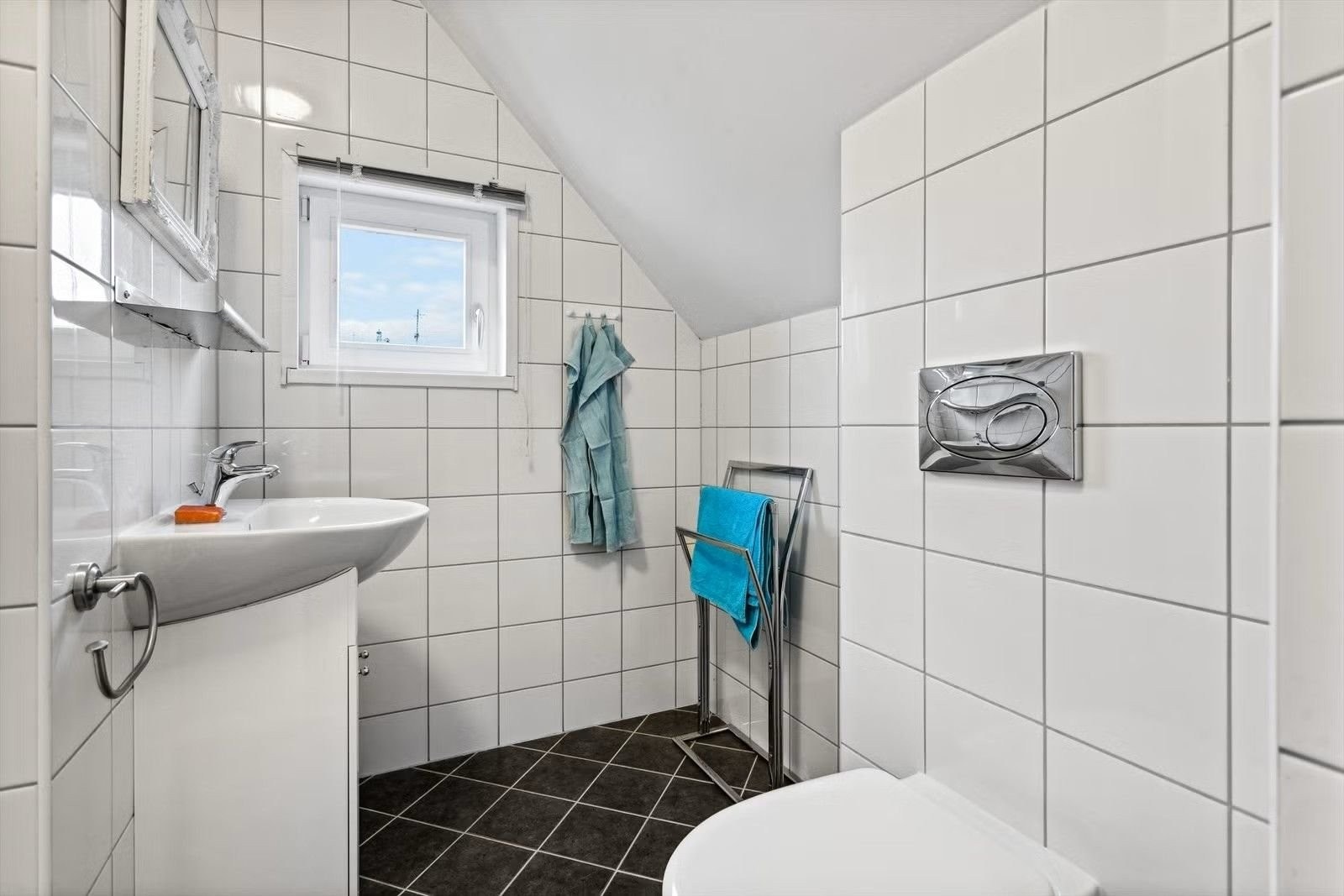 Badet er helfliset med varmekabler i gulv. Galleribilde