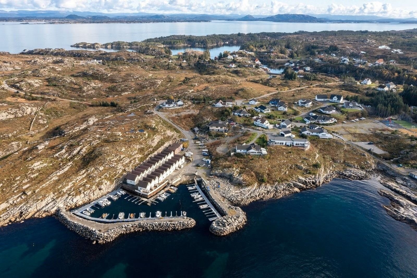 Oversiktsbilde over Hellesøy Nord Båtlag hvor det følger med en båtplass og parkeringsplass til leiligheten. Galleribilde
