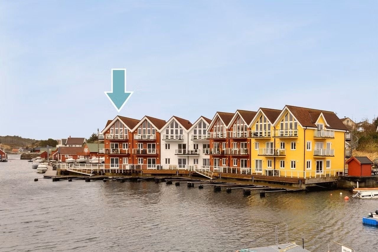 Flott fritidsleilighet beliggende i toppetasjen på Hellesøy Brygge i Øygarden kommune. Hellesøy Brygge ligger ytterst i Øygarden i perfekte maritime omgivelser. Galleribilde