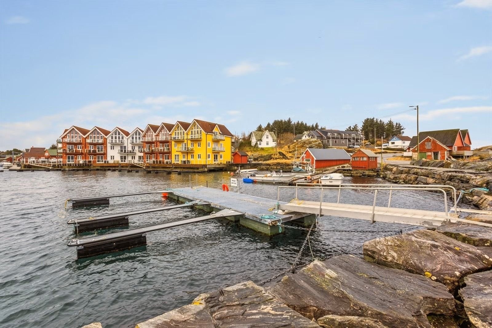 Den umiddelbare nærheten til sjøen er påfallende, og gir uendelig med muligheter for den som vet å sette pris på dette. Galleribilde