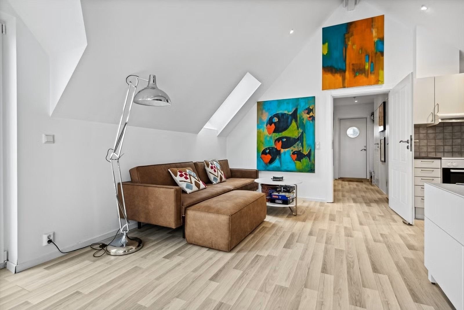 Her er god plass til sofagruppe og spisebord med stoler. Galleribilde