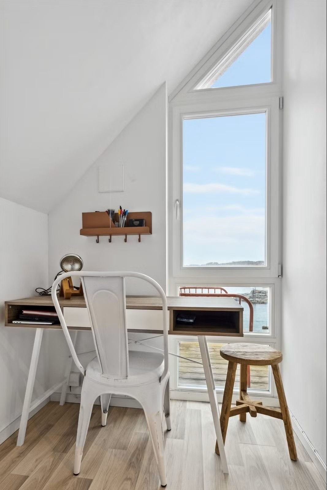 Hyggelig kontorplass på den ene soverommet med utsikt mot havnen. Galleribilde
