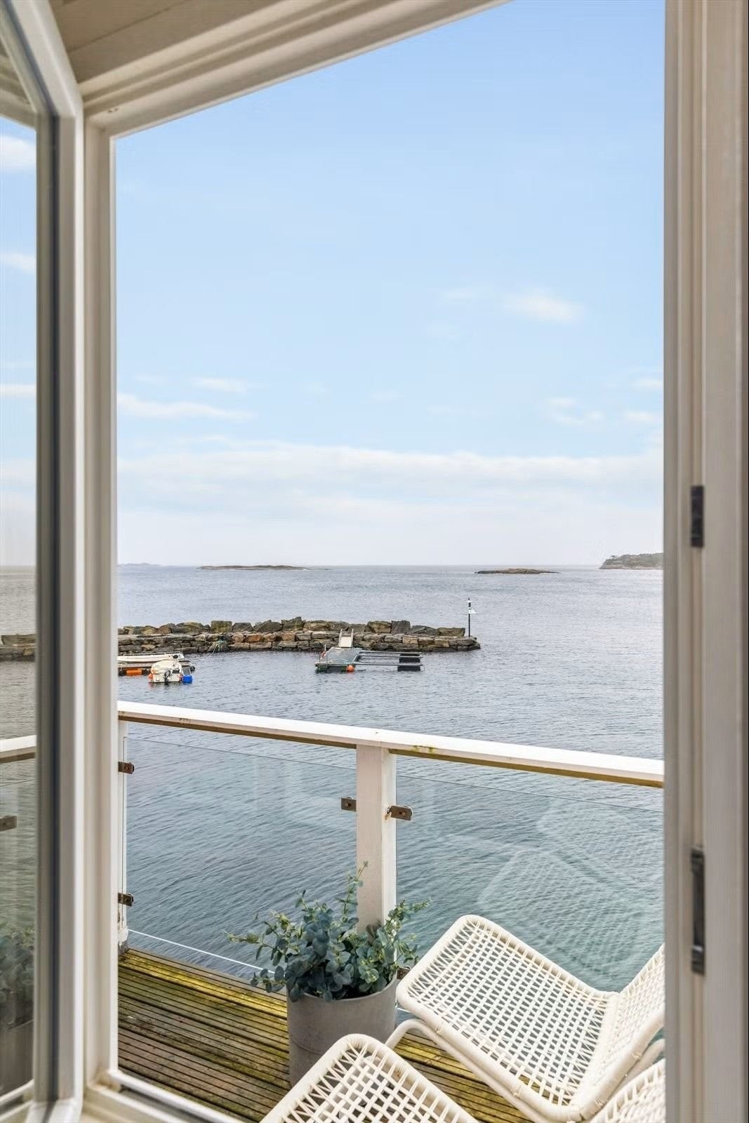 Fra stuen i leiligheten er det en fantastisk fri utsikt mot Fedje. Galleribilde