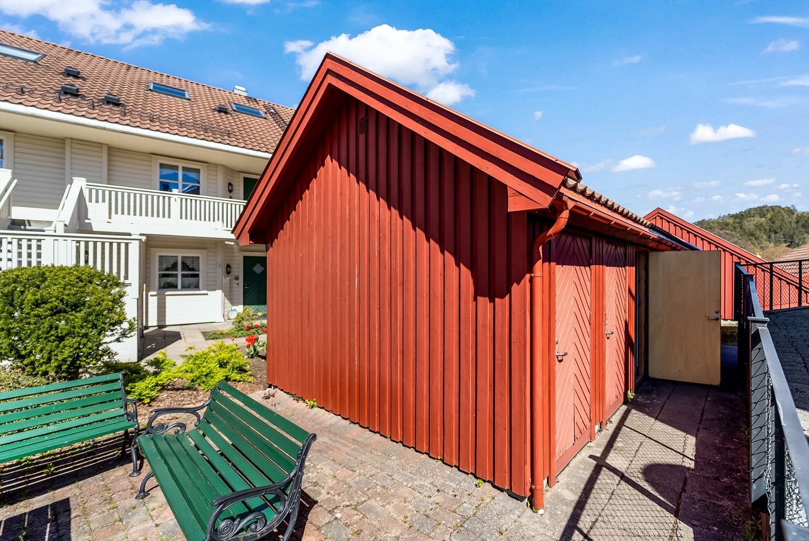 Stor bod på bakkeplan. Galleribilde