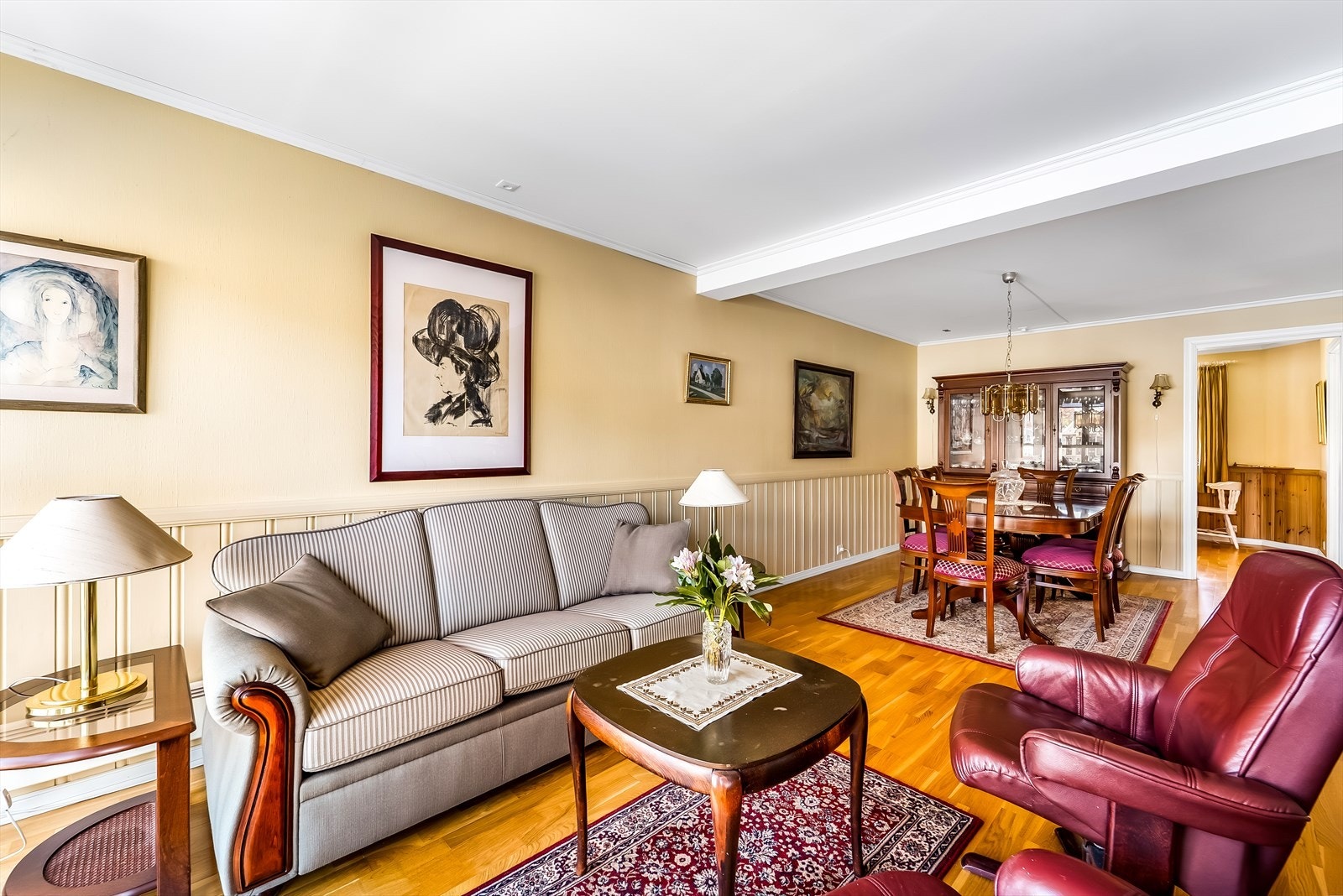 I stua har man plass til både sofamøbler og spisegruppe. Galleribilde