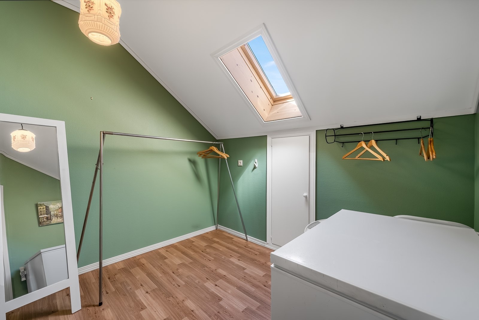 Praktisk Walk-in garderobe og lagringsplass i kott. Galleribilde