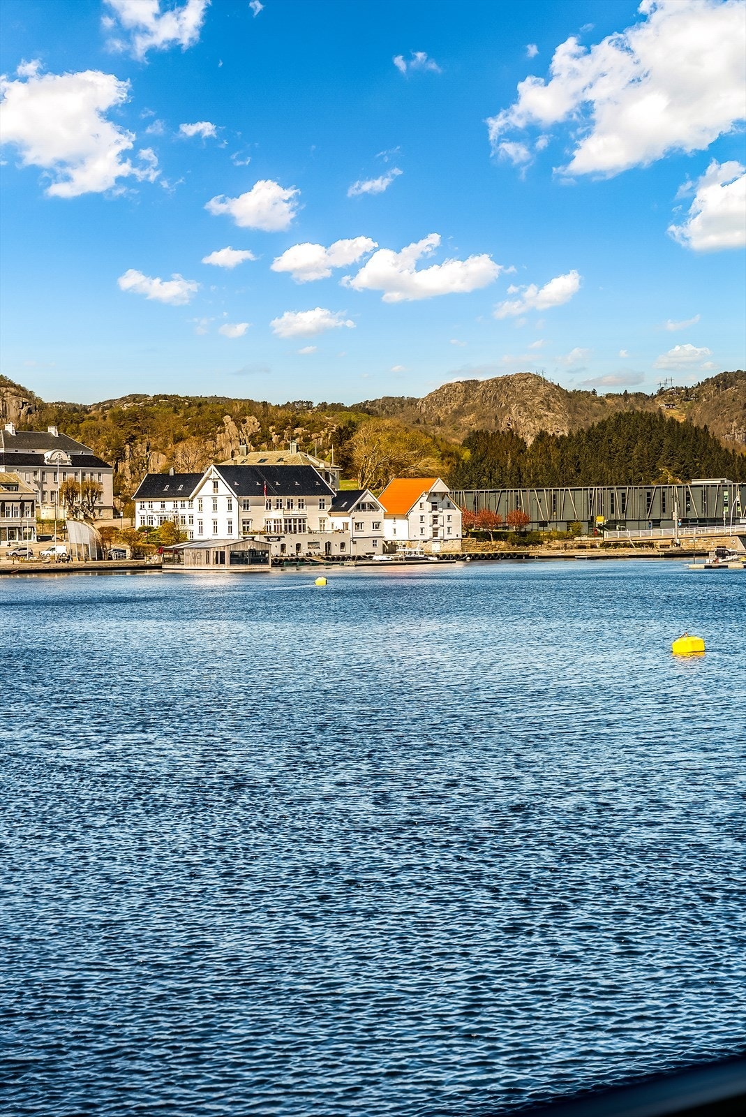 Utsikt fra leiligheten mot havnebassenget. Galleribilde