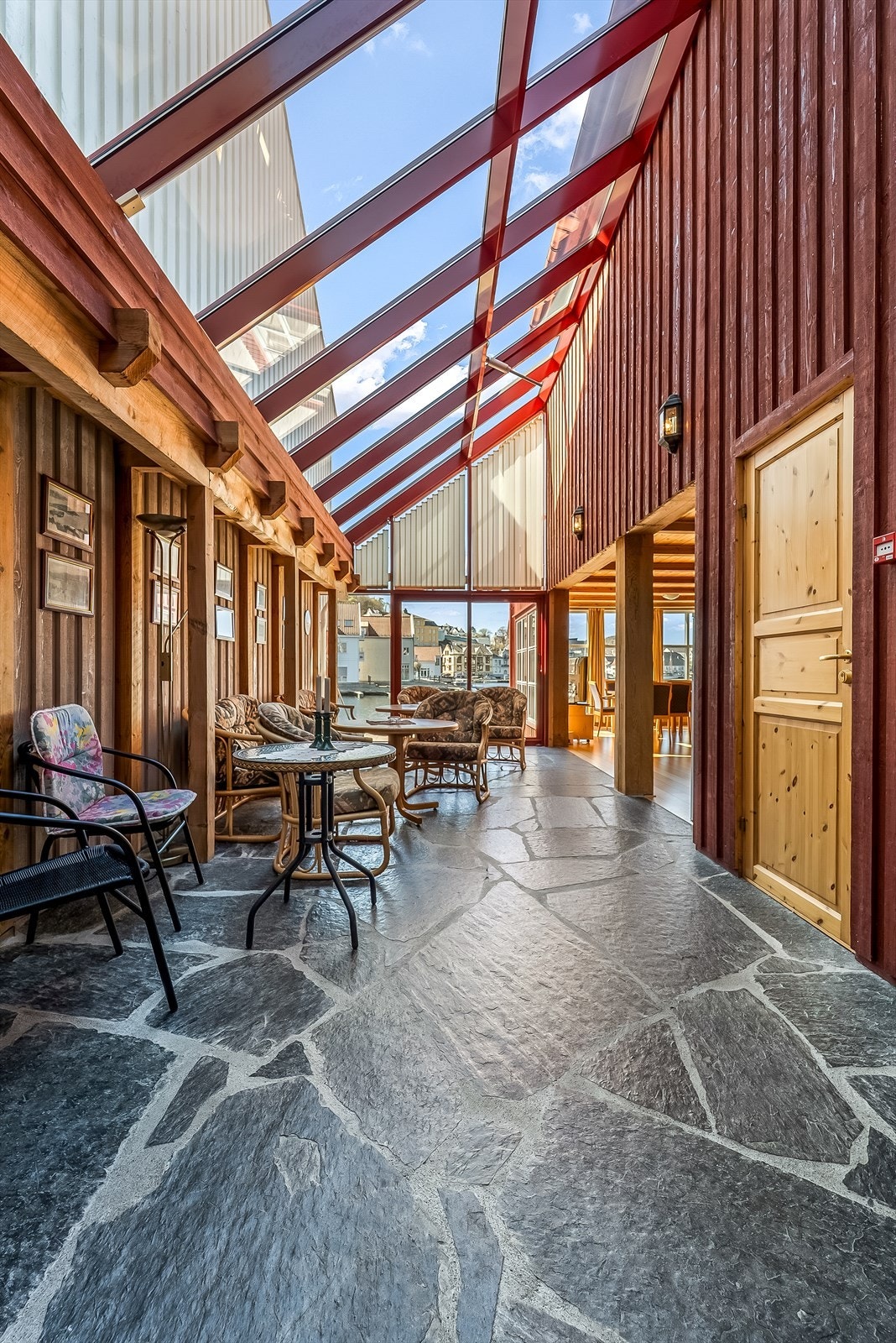 Fellesleilighet med 2 soverom, stue, kjøkken og bad, samt stor terrasse i front. Galleribilde