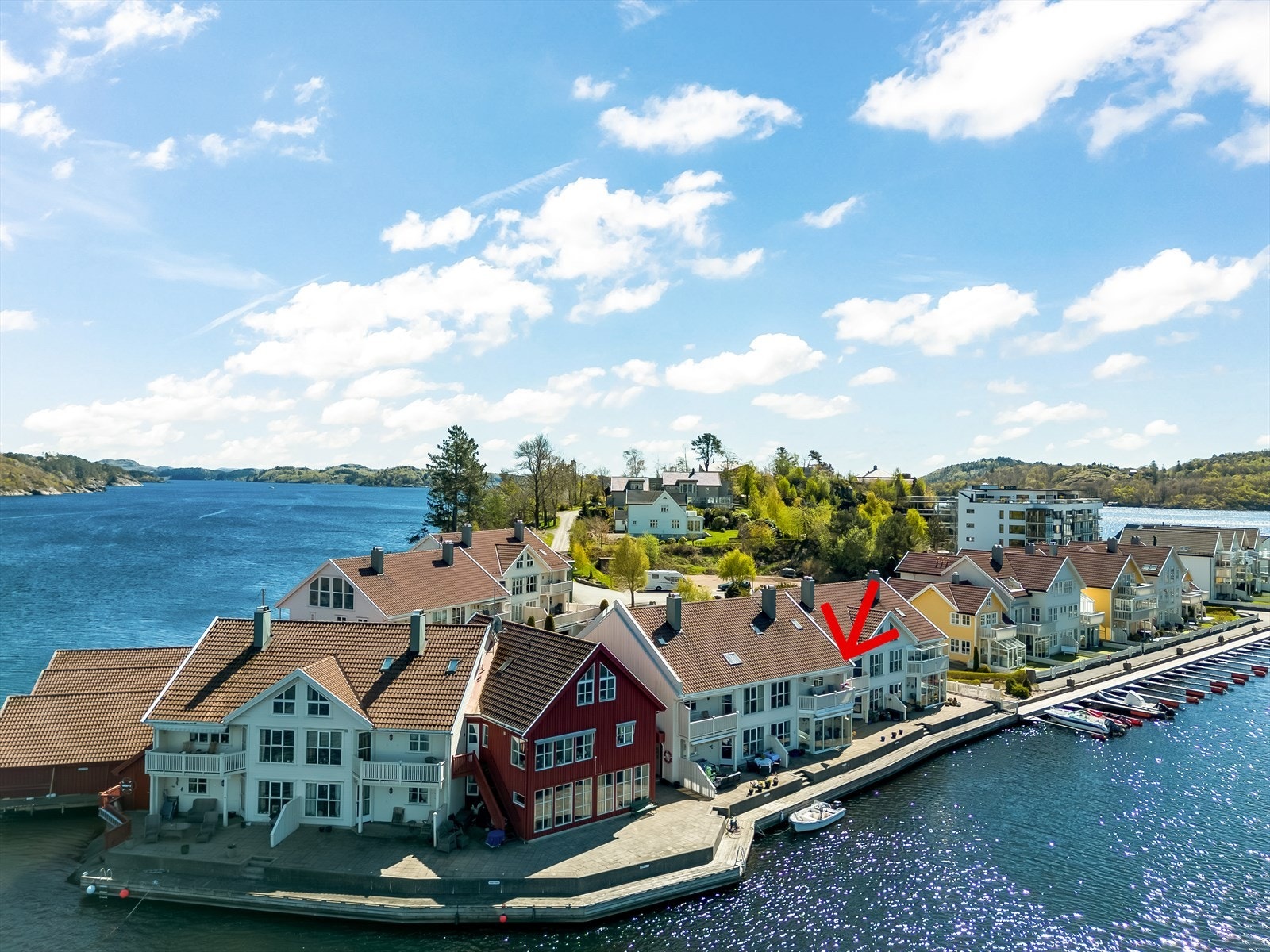 Velkommen til Barbros Gate 65! Leilighet på bryggekanten med nydelig utsikt mot havnebassenget. Galleribilde