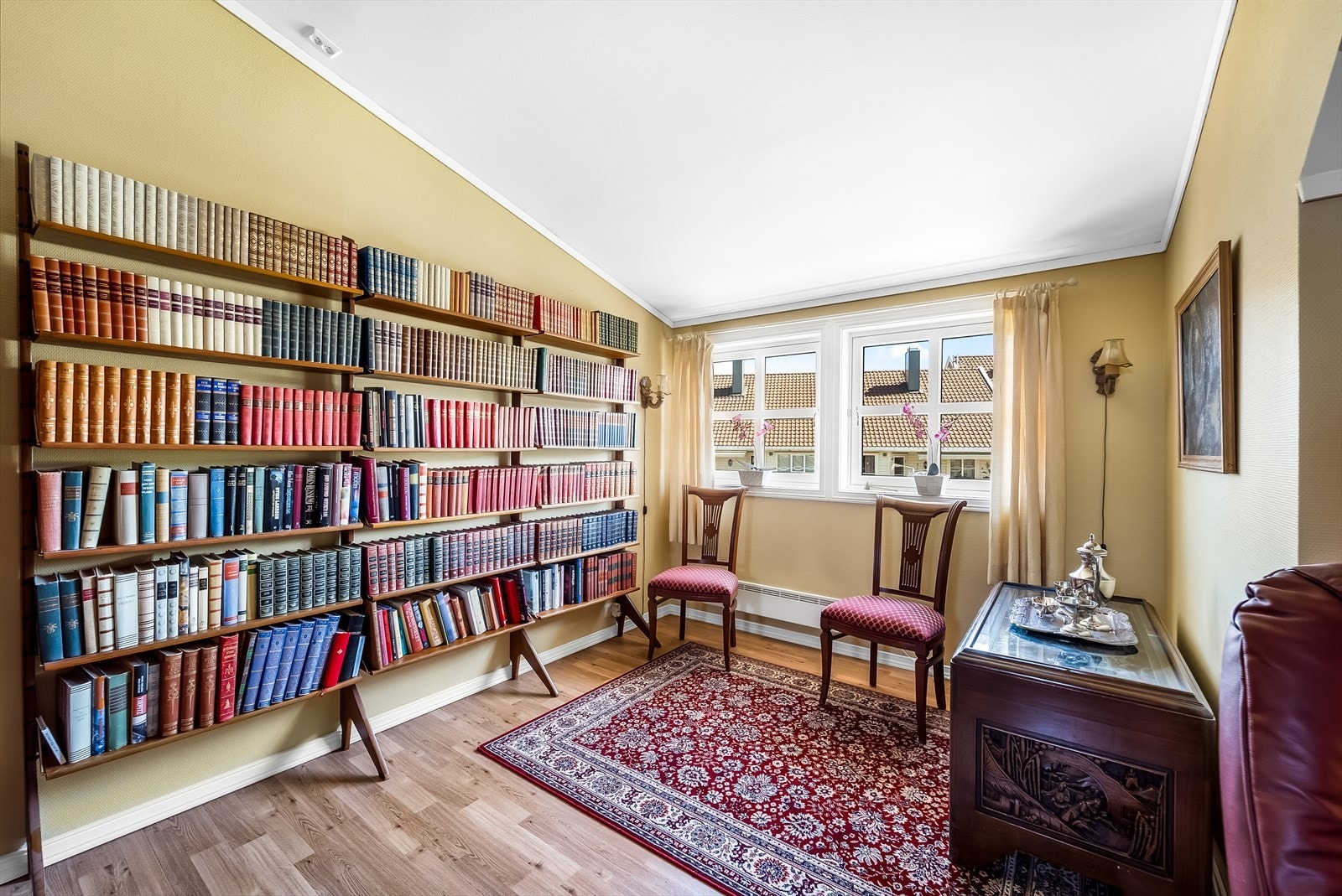 I loftstua er det også plass til et koselig bokhjørne. Galleribilde