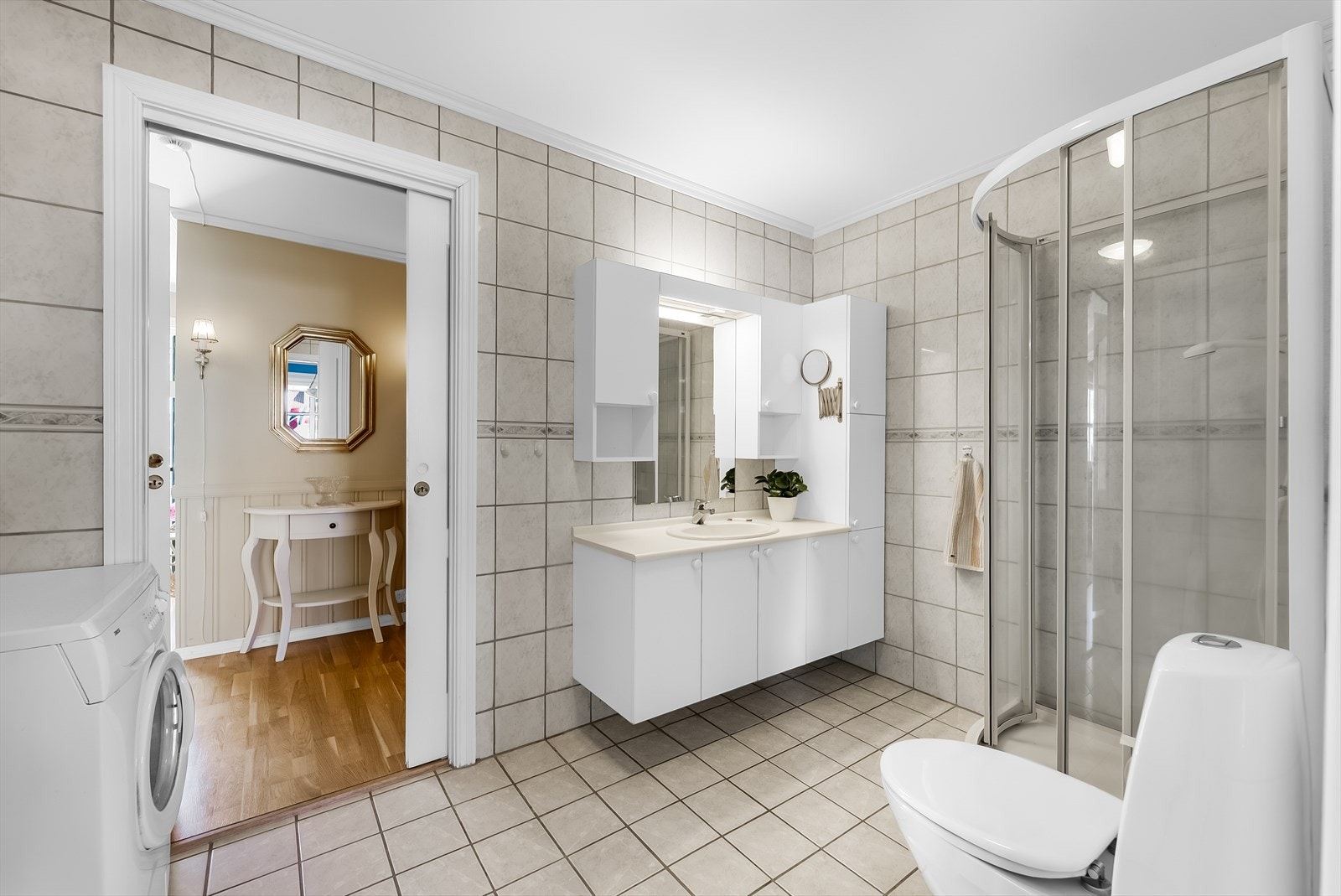 Inn til badet er det skyvedører på begge sider. Galleribilde