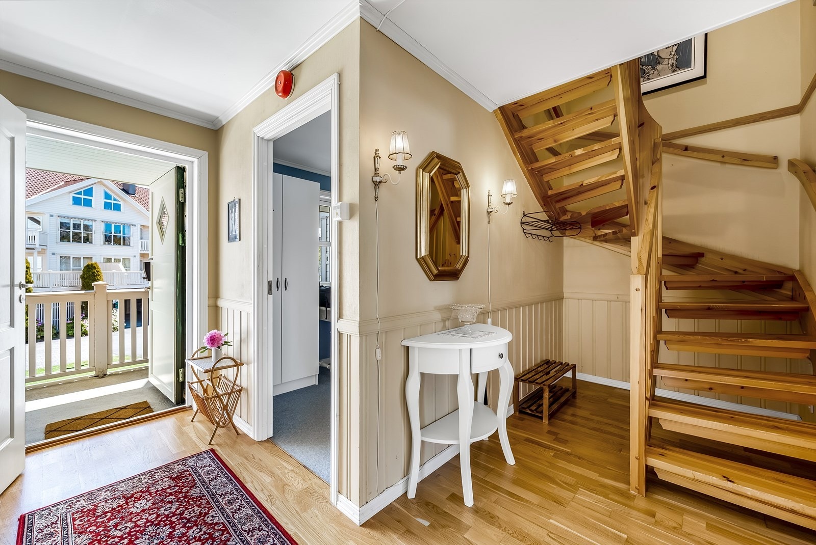 Entre med trappeoppgang til loftsetasje. Ingen sviller inne i leiligheten, gjør det enkelt å manøvrere seg rundt. Galleribilde