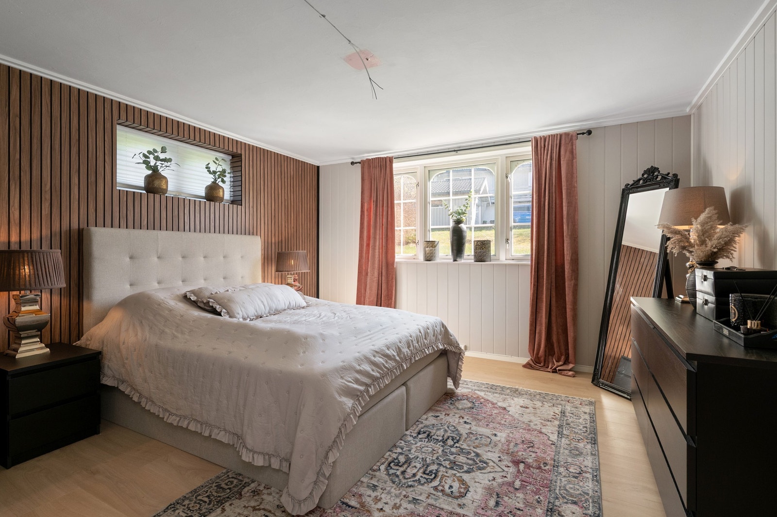 Ett av 3 soverom i underetasjen (det er ikke bilder av alle rommene i annonsen) Galleribilde
