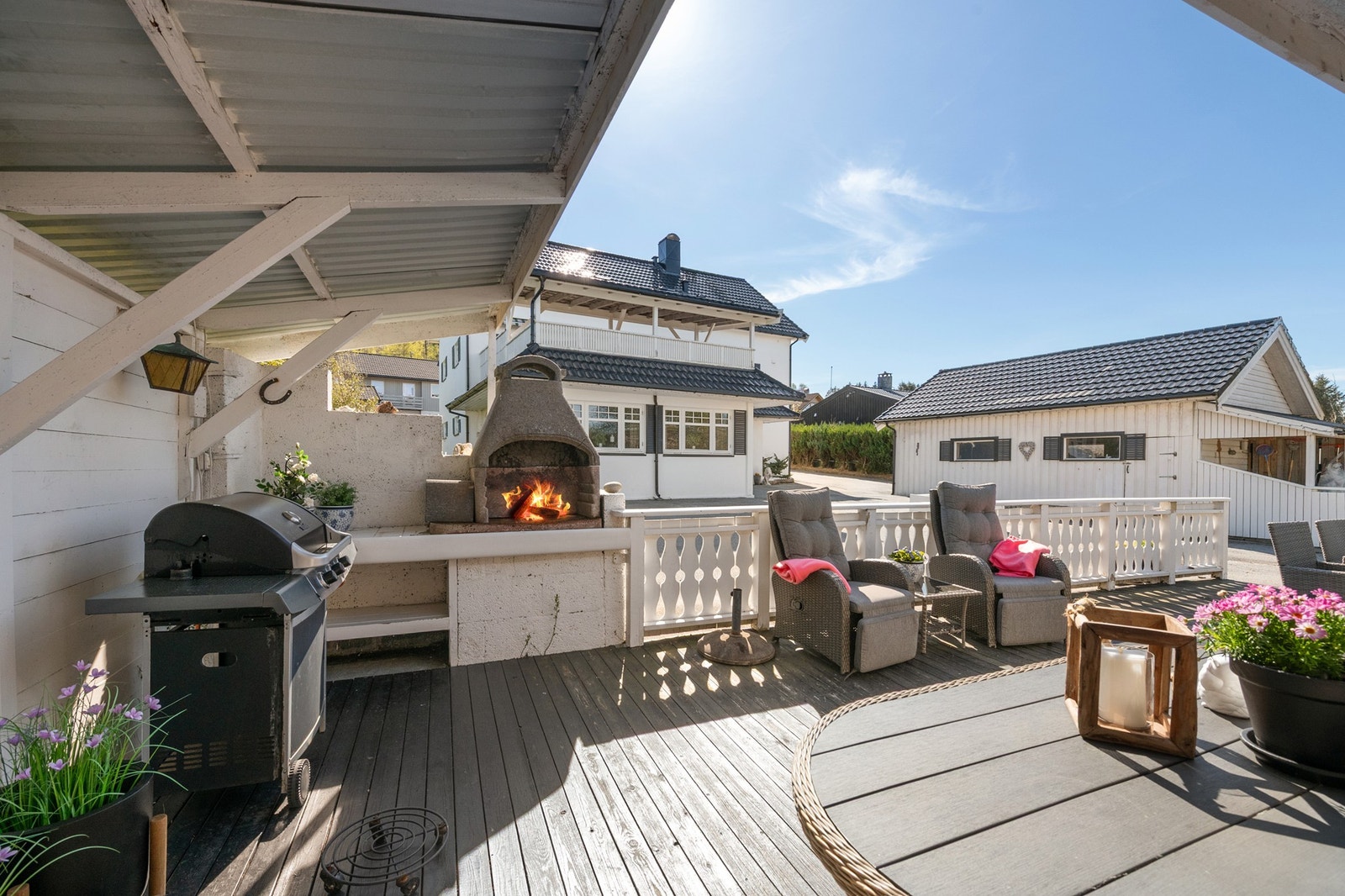 Stor terrasse med lite innsyn og gode solforhold Galleribilde