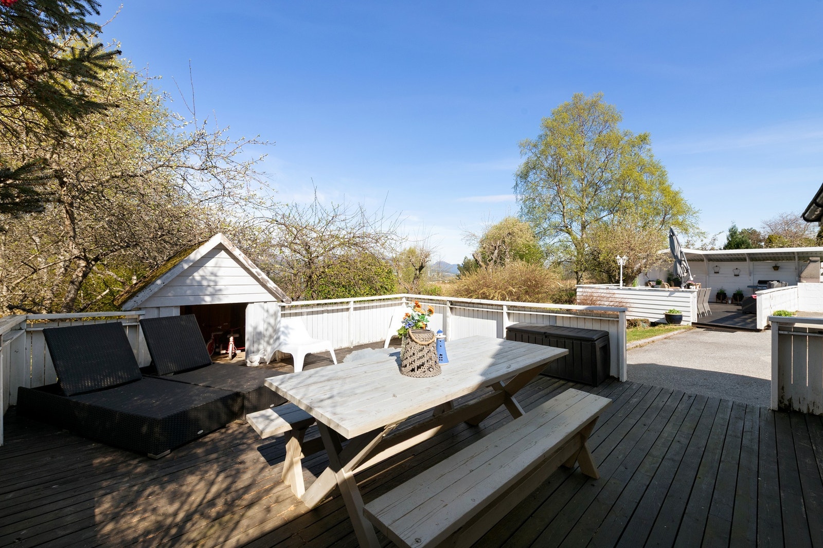 Terrasse bak garasje Galleribilde