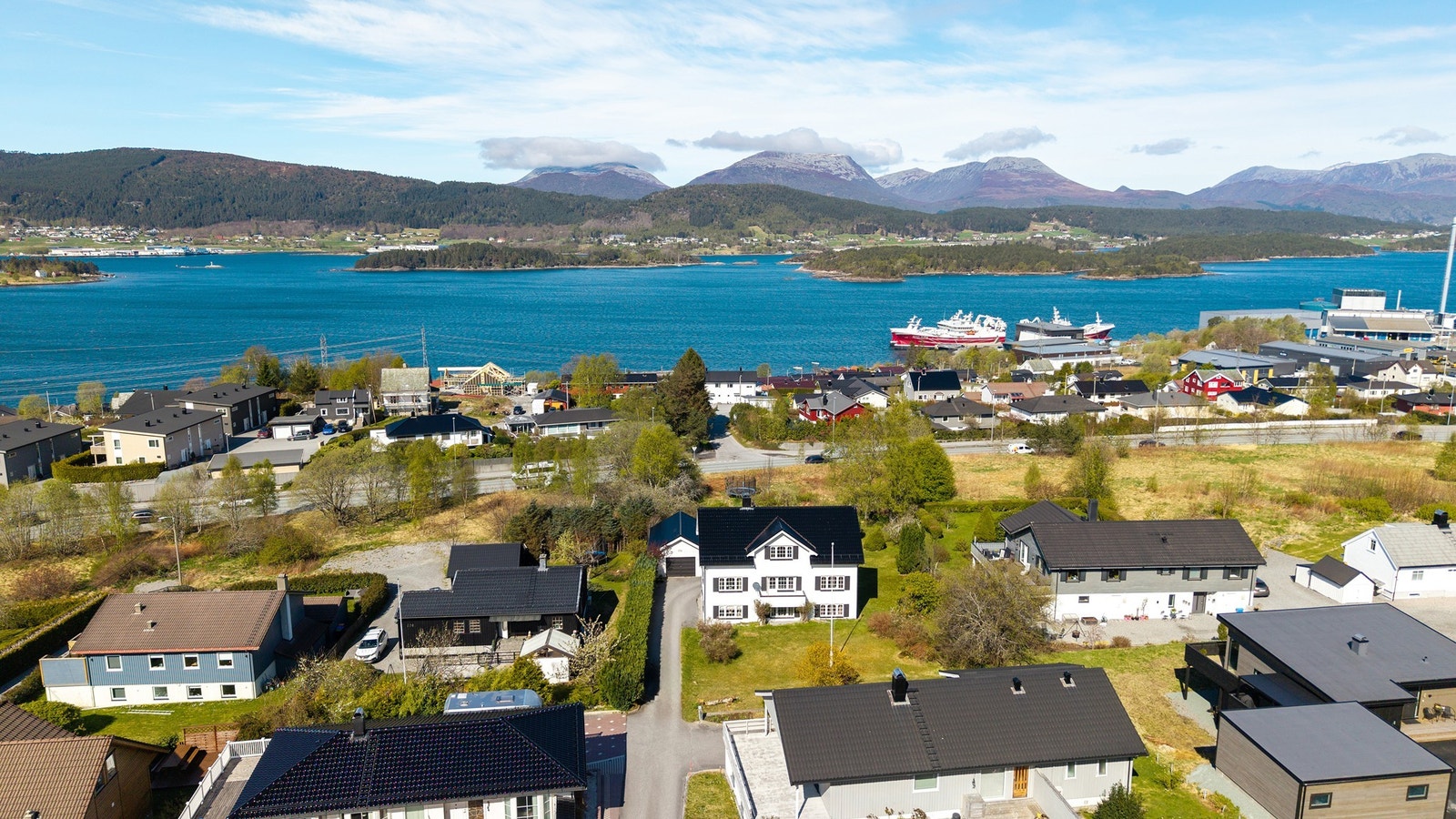 Boligen har sentral beliggenhet på Lerstad/Breivika Galleribilde