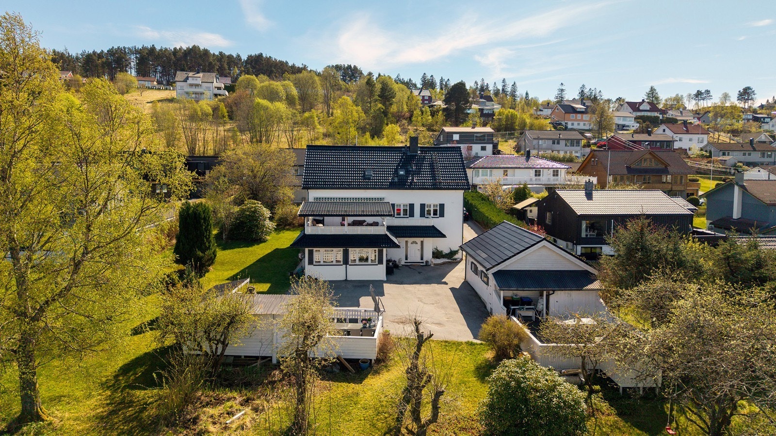 Innholdsrik tomt med stor tomt og fine uteområder Galleribilde