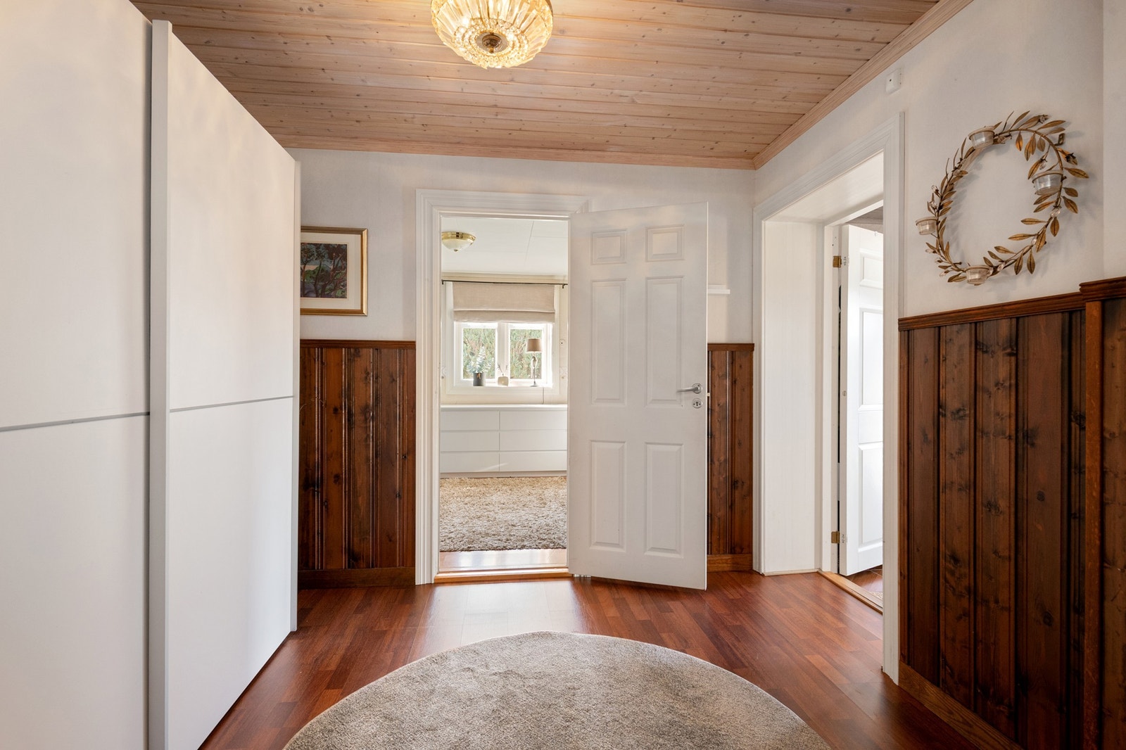 Romslig hall med skyvedørsgarderobe Galleribilde
