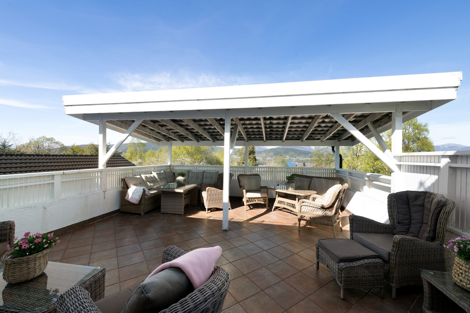Delvis overbygd terrasse med utsikt Galleribilde