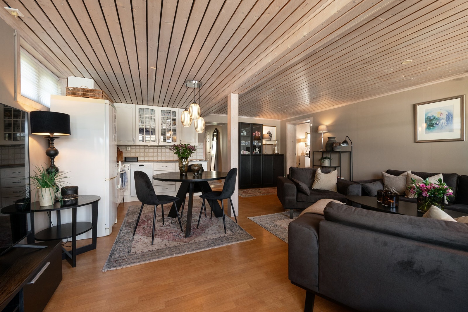 Kjellerstue med åpen kjøkkenløsning Galleribilde