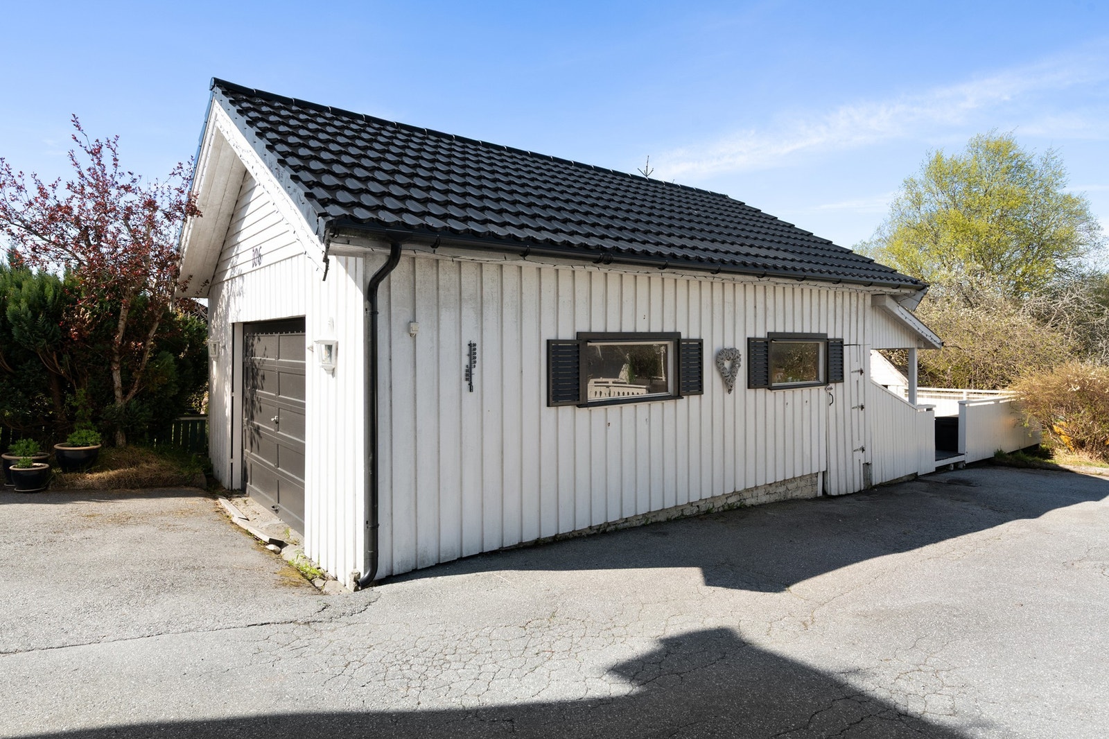 Garasje med portåpner Galleribilde