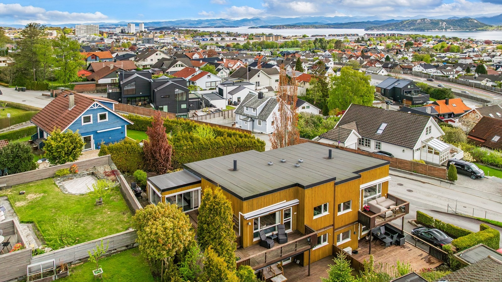 Auglendsbråtet 18 har en svært attraktiv beliggenhet på Øvre Vaulen, med nærhet til sjø og naturskjønne omgivelser. Galleribilde