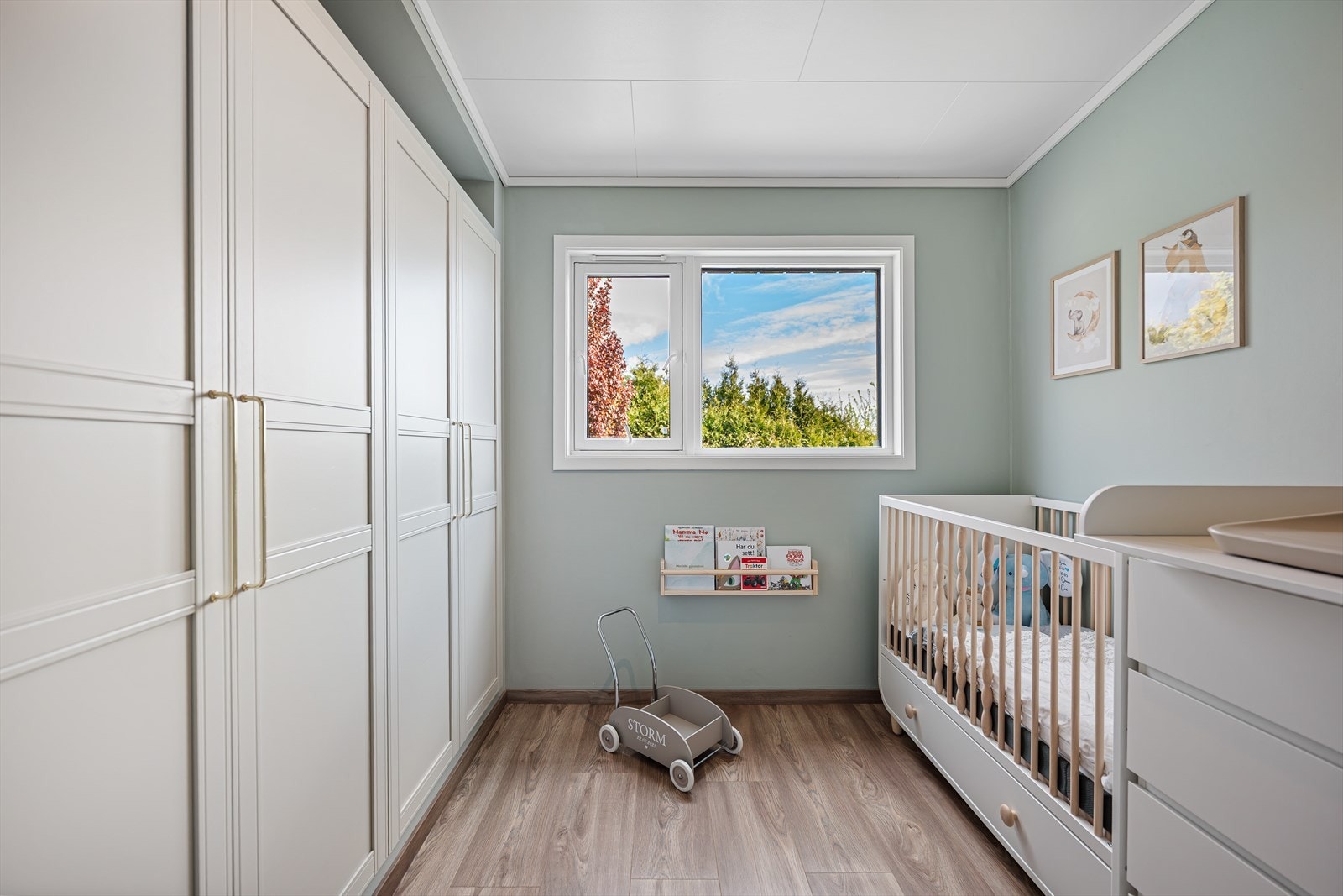 Soverom nr 2 med innbygget garderobe Galleribilde