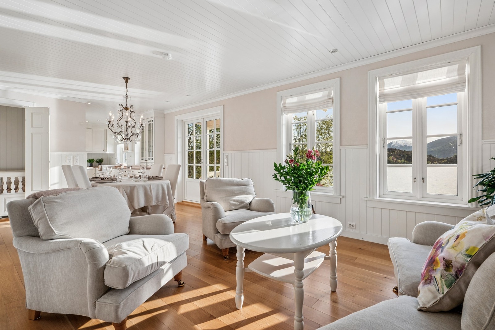 Velkommen inn i den kjekke åpne stue- og kjøkkenløsningen. Galleribilde