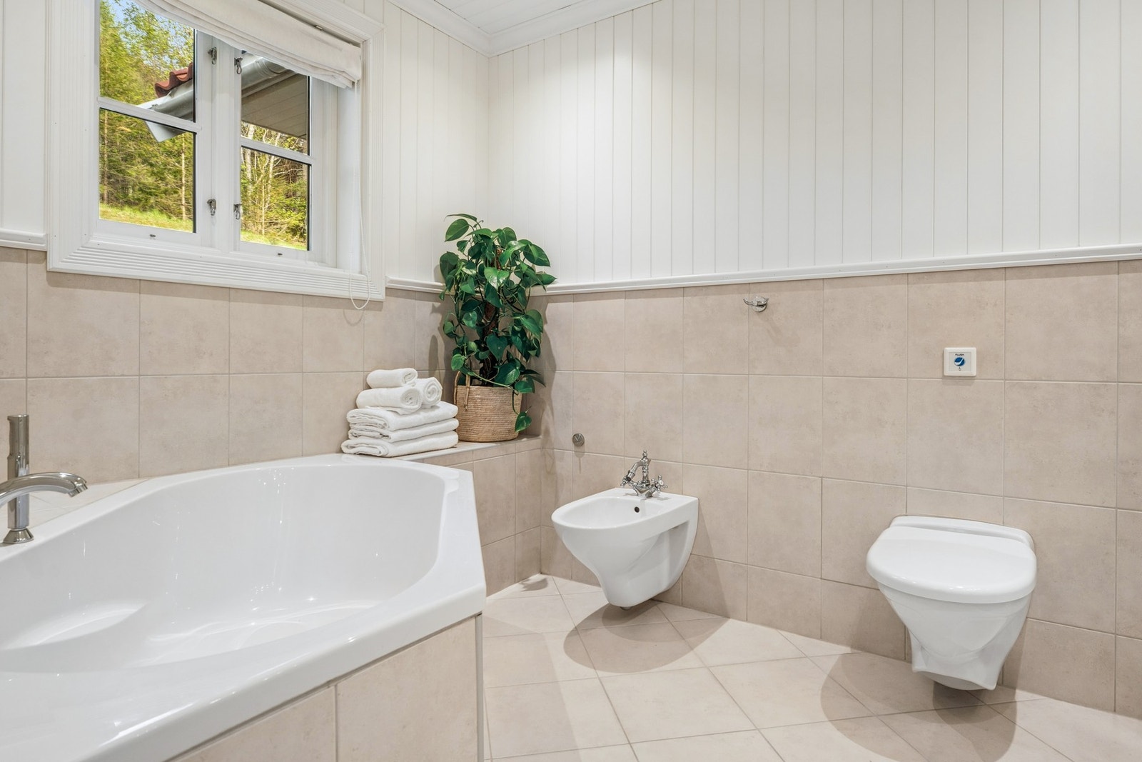 Hovedbadet er av god størrelse. Det er lagt fliser og panel i naturlige toner som passer med resten av hytten. Galleribilde