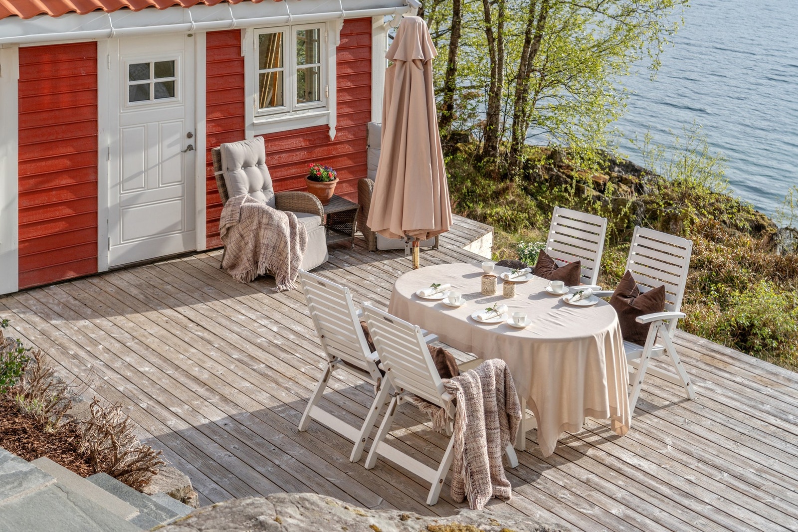 Tomten er flott opparbeidet med terrasseareal som gir deg mange kjekke soner. Galleribilde