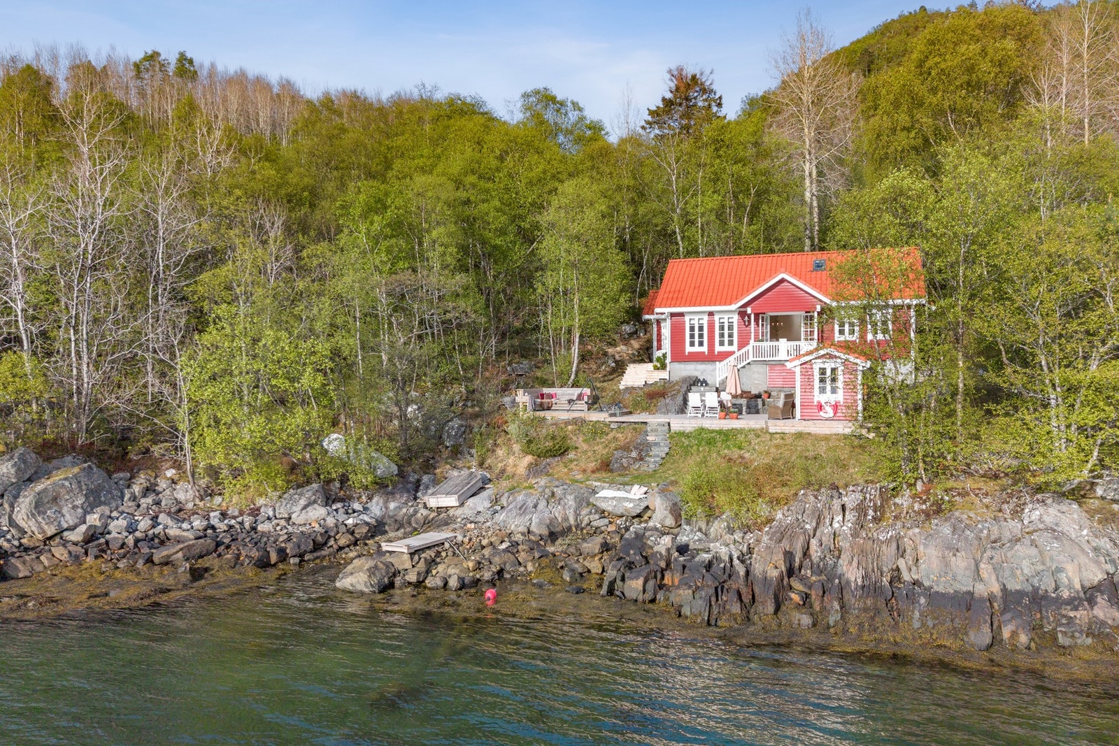 Her har du en fritidseiendom med strandlinje, båtplass og solrik beliggenhet. Galleribilde