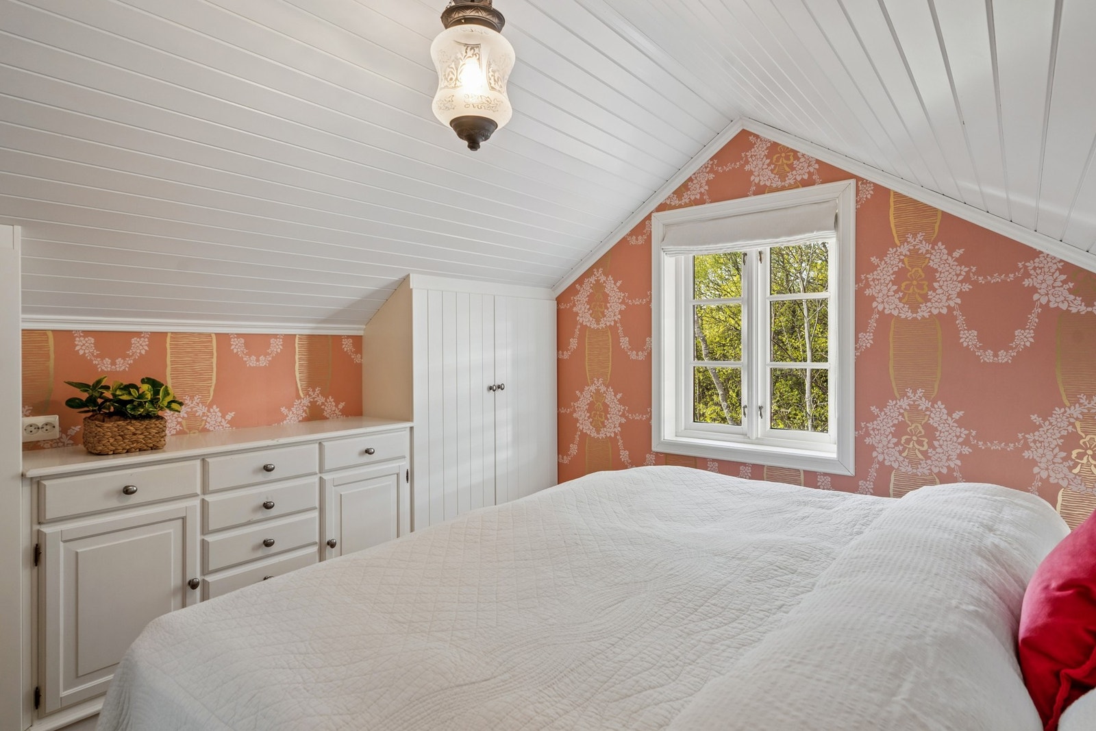 Det er satt inn en fin oppbevaringsløsning langs den ene veggen. Galleribilde