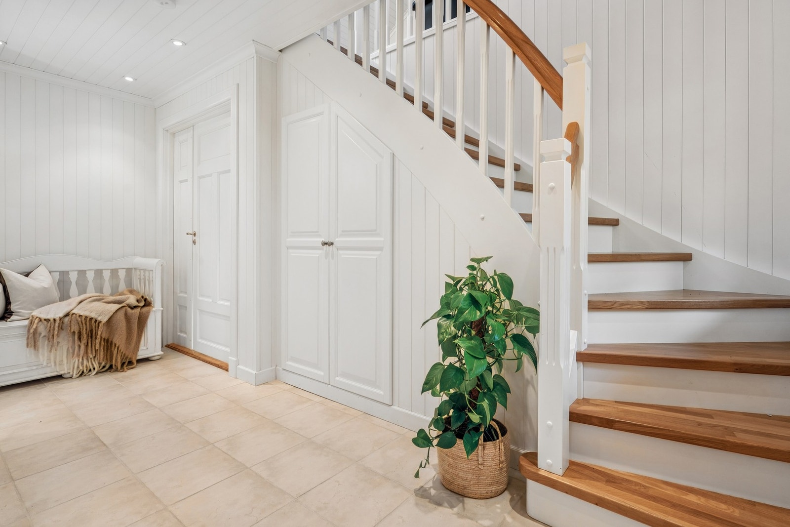 Plassen under trappen er godt utnyttet med lagringsplass. Galleribilde
