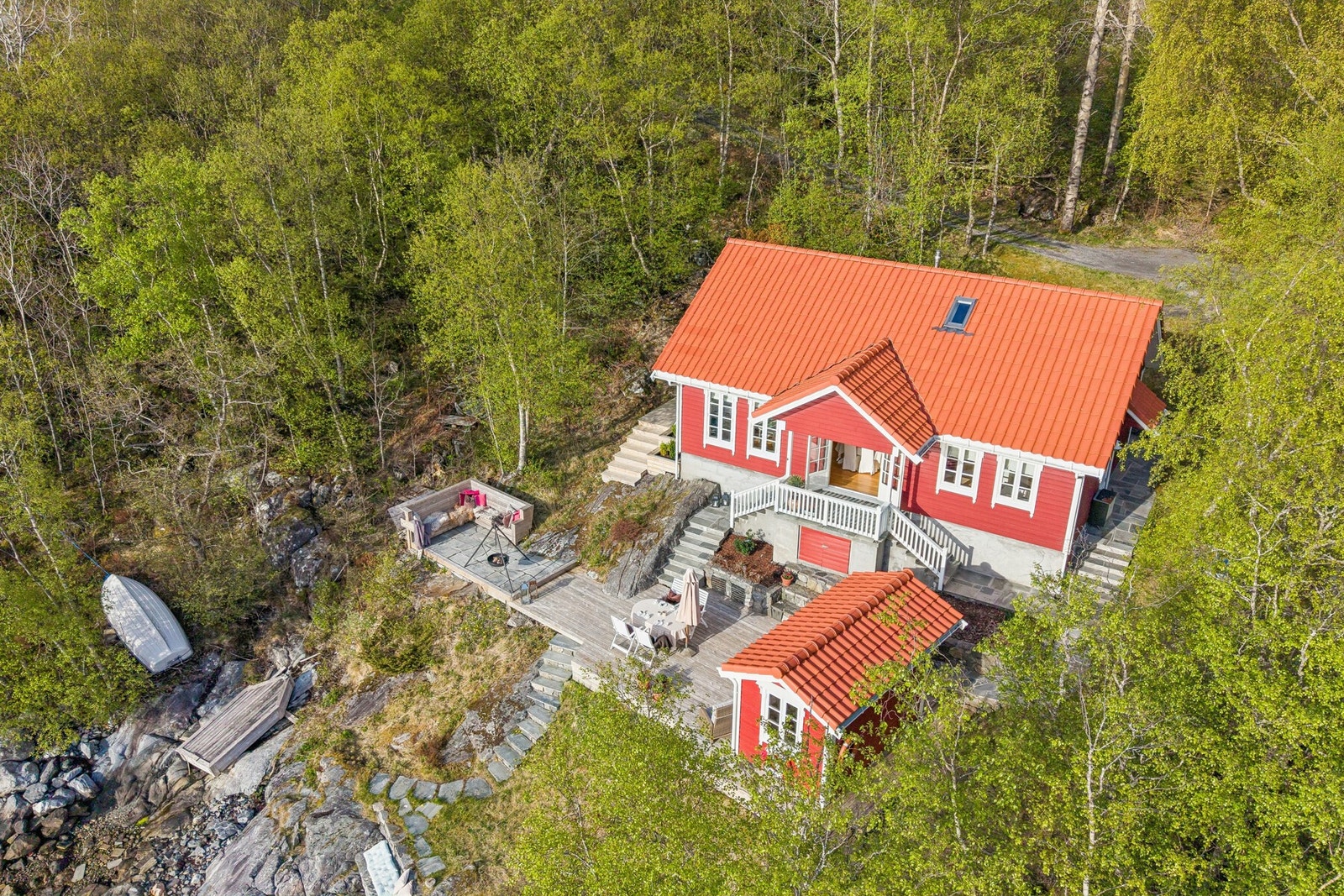 Bildene er tatt når det er fjøre, ved flo er vannivået naturligvis høyere. Galleribilde