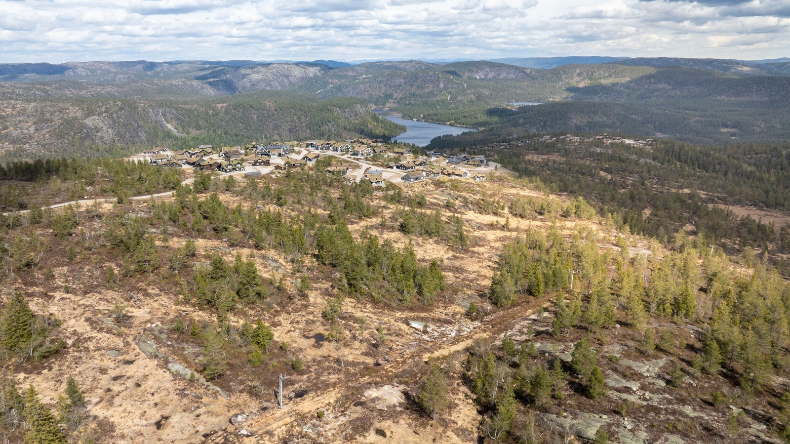 Med Gautefall Alpinsenter like i nærheten, vil skientusiaster bli henrykt over den enkle tilgangen til fantastiske skibakker og pulserende vinteraktiviteter med 15 bakker, 1 stolheis, 3 skitrekk og 2 rullebånd. Galleribilde