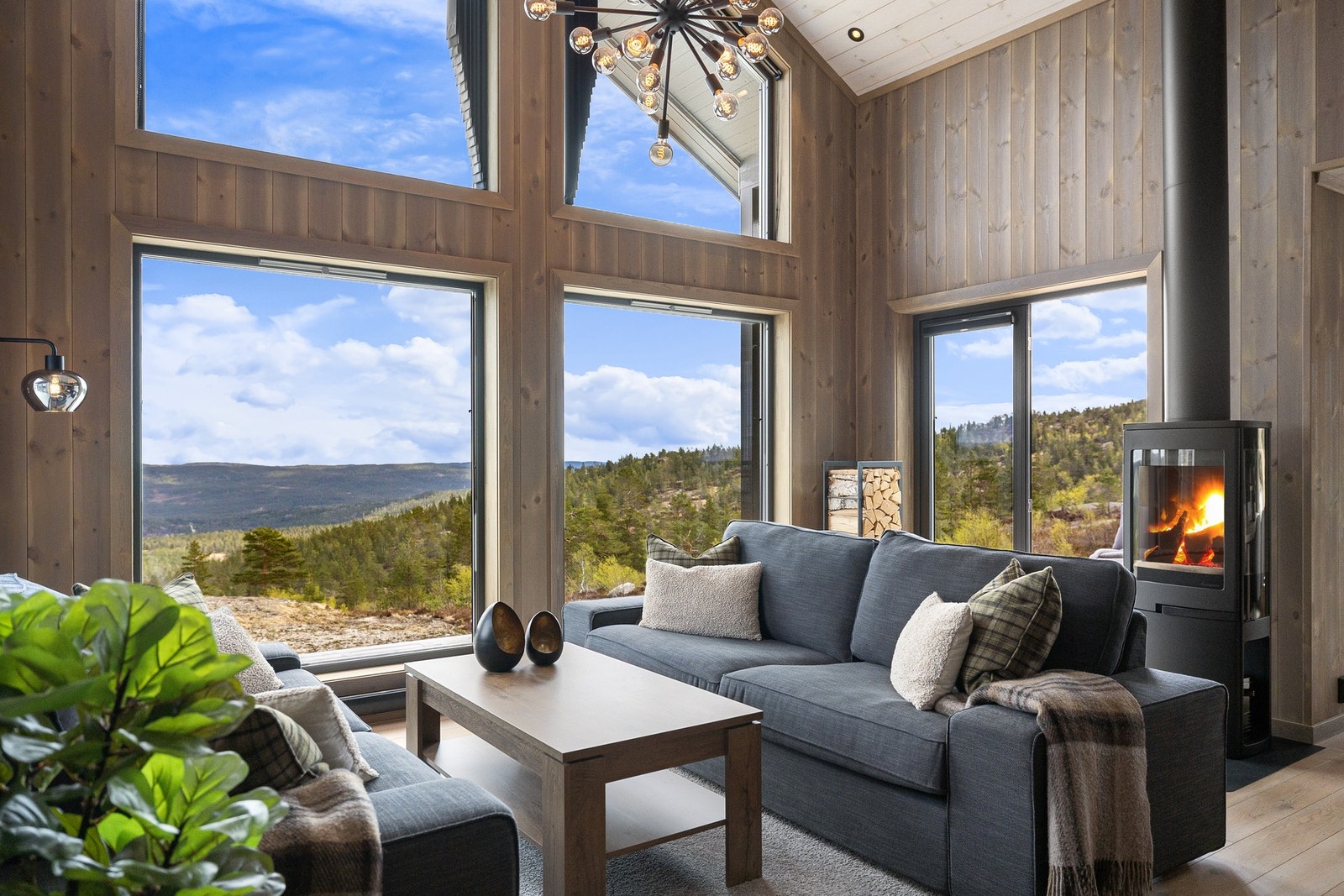 De generøse vinduene slipper inn rikelig med naturlig lys og gir en fantastisk utsikt mot omkringliggende fjell- og naturområder. Galleribilde