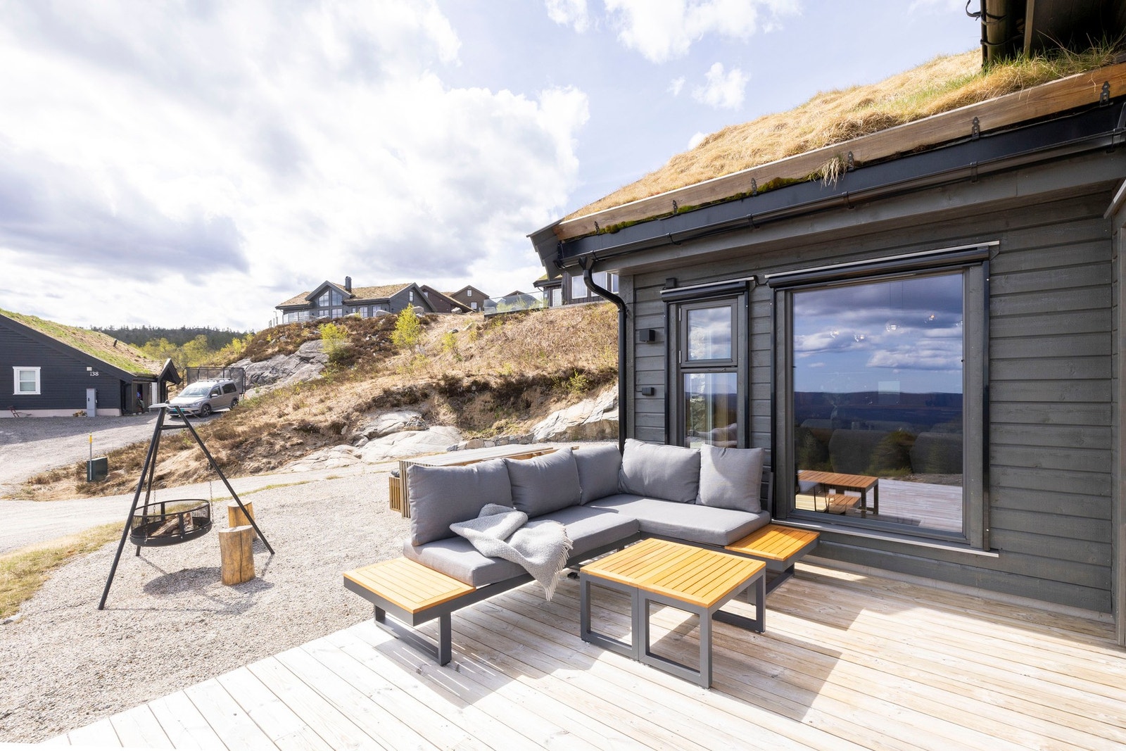 Hytta byr på flere hyggelige uteplasser med gode møbleringsmuligheter og flotte omgivelser rett utenfor hytteveggen. Galleribilde