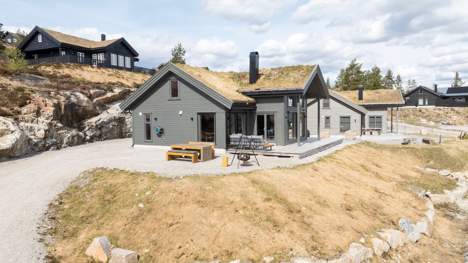 Hytta har en skjermet plassering uten innsyn mot syd-vest, svært gode solforhold og direkte nærhet til flotte tur- og skiområder. Galleribilde