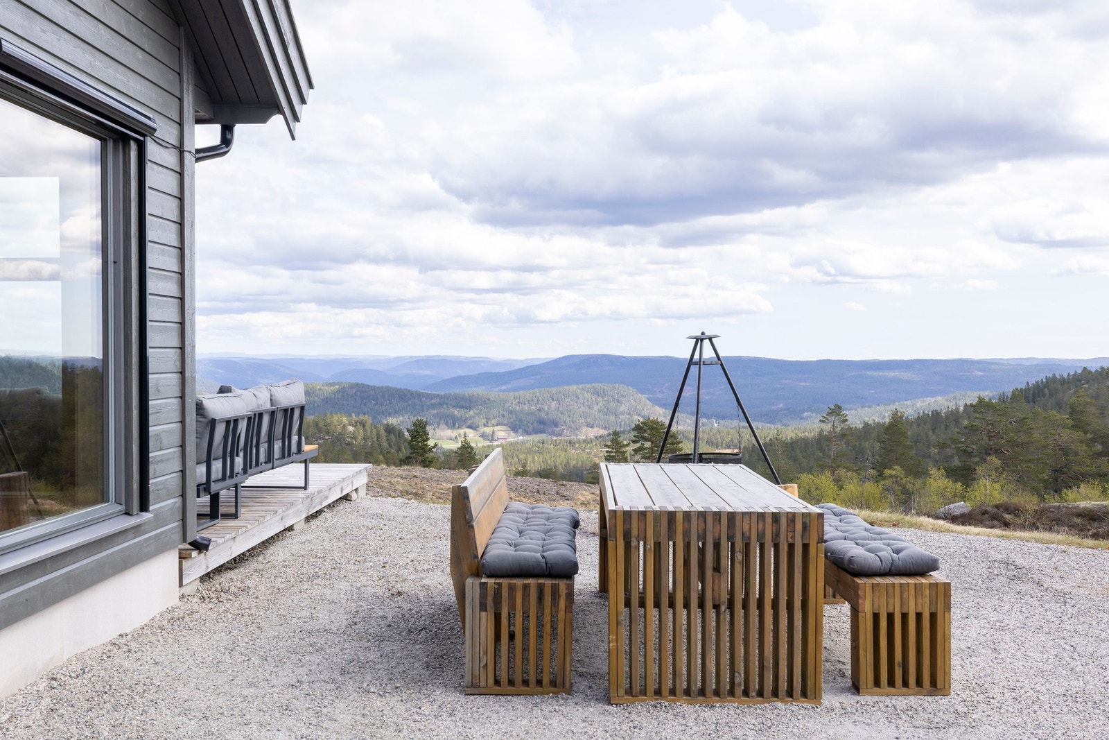 Opparbeidet uteområde med sittegruppe og bålpanne, perfekt for lange dager og kvelder med utsikt mot fjellandskapet. Galleribilde