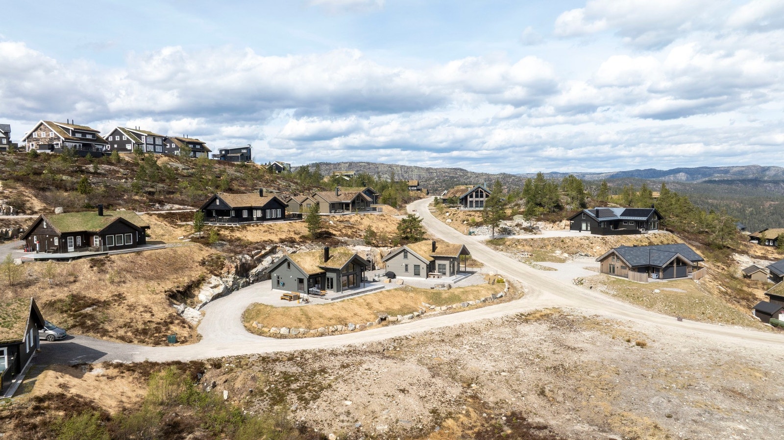 Denne sjarmerende hytta ligger i det vakre landskapet i Dragendal, og er en drømmedestinasjon for deg som søker harmoni og eventyr. Galleribilde